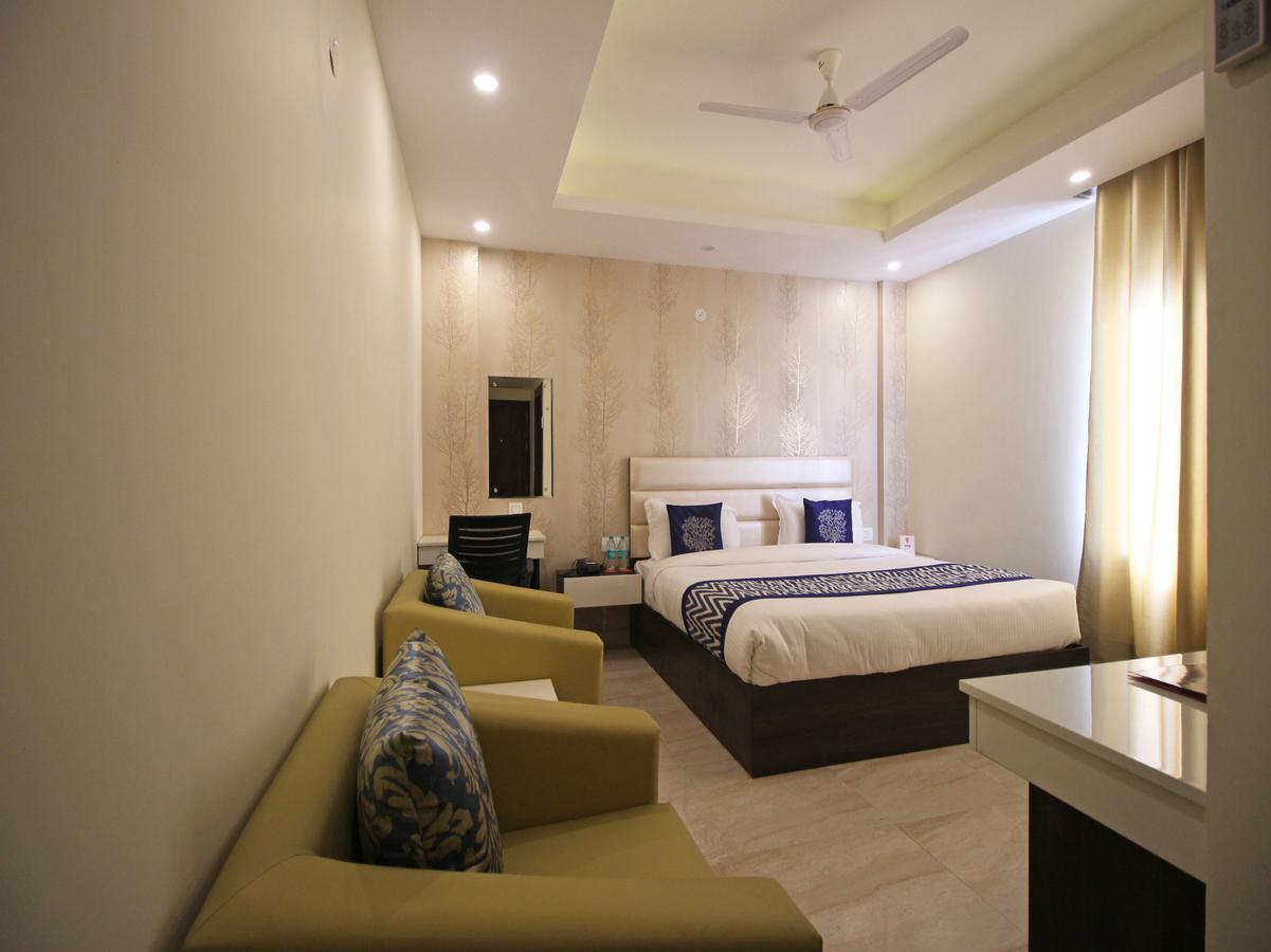 Oyo 8132 Hotel Kukreja Dehradun Buitenkant foto