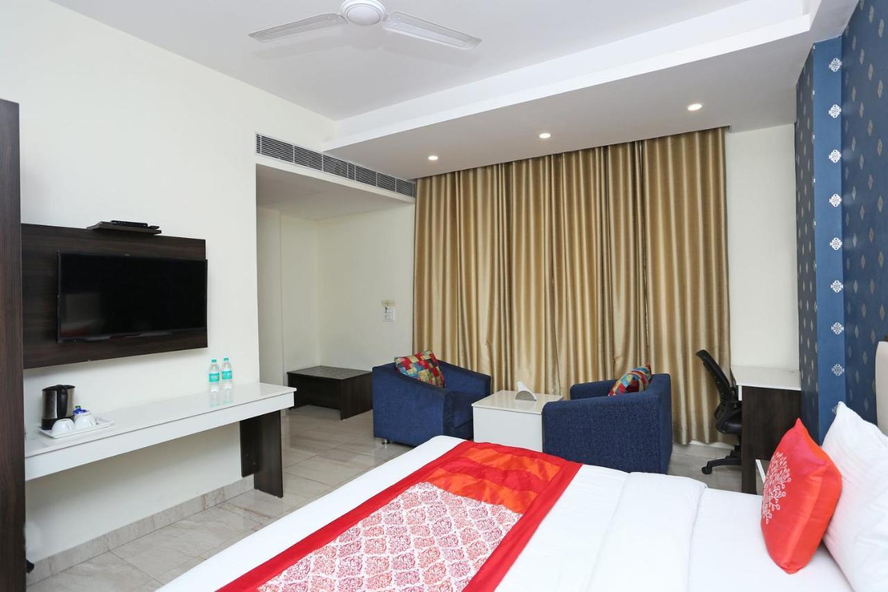 Oyo 8132 Hotel Kukreja Dehradun Buitenkant foto
