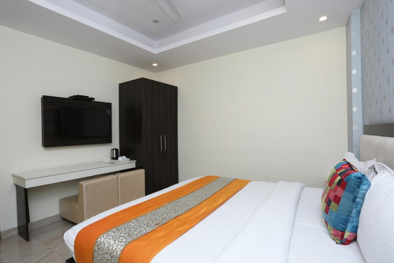 Oyo 8132 Hotel Kukreja Dehradun Buitenkant foto